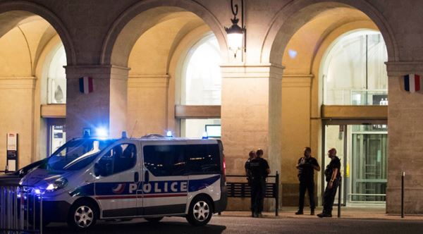 Police-officers-outside-the-train-station-of-Nimes