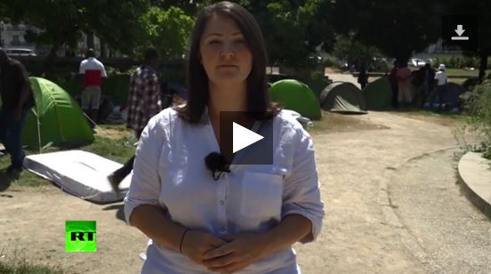 Hundreds of refugees stranded in public garden_video