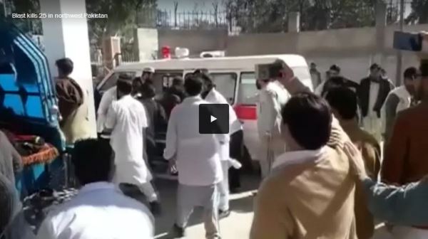 Ambulances rushed those wounded in a suicide attack in Pakistan_video